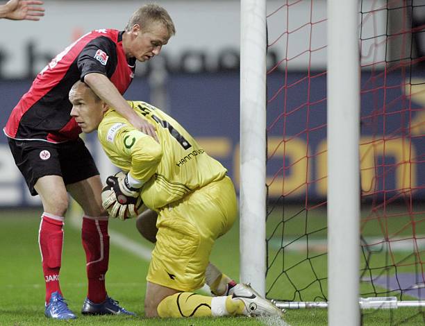 是忍受着远 是忍受着远